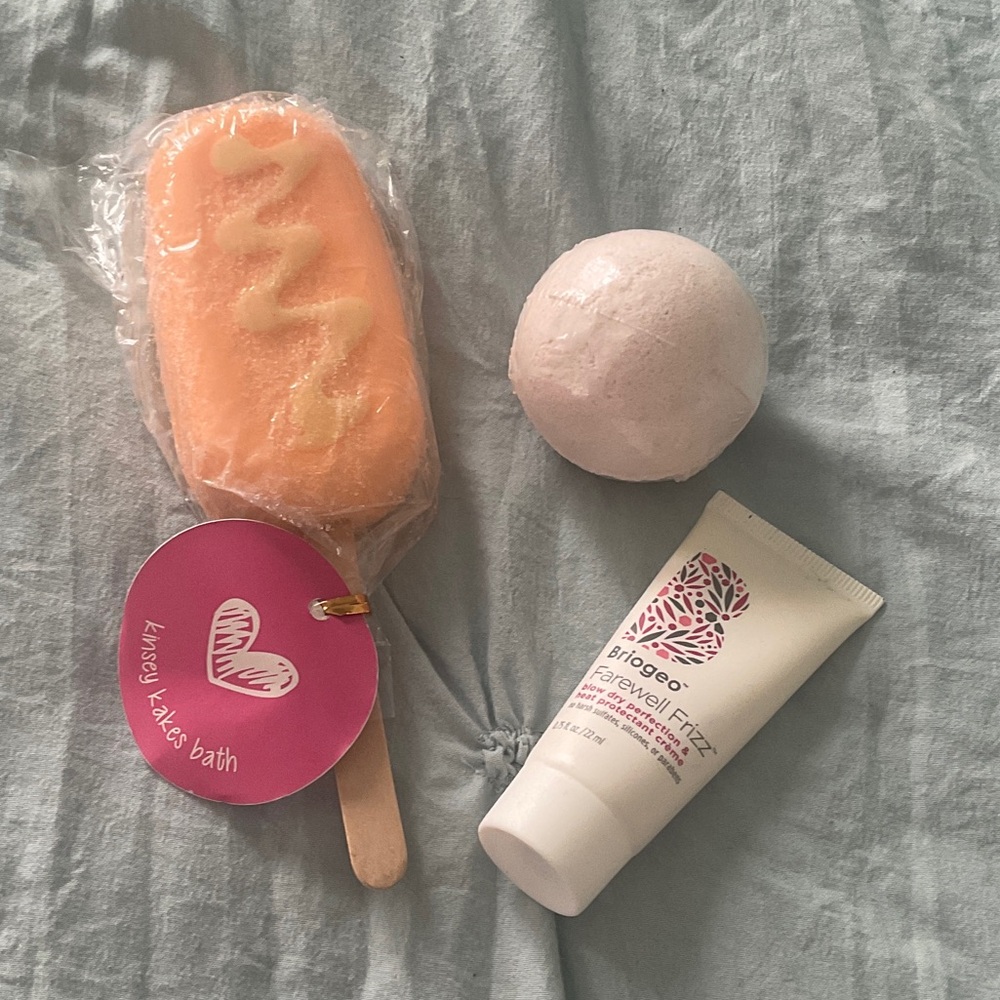 Lot Briogeo FarewellFrizz Peach Bath Cream Pop & Bath Bomb
